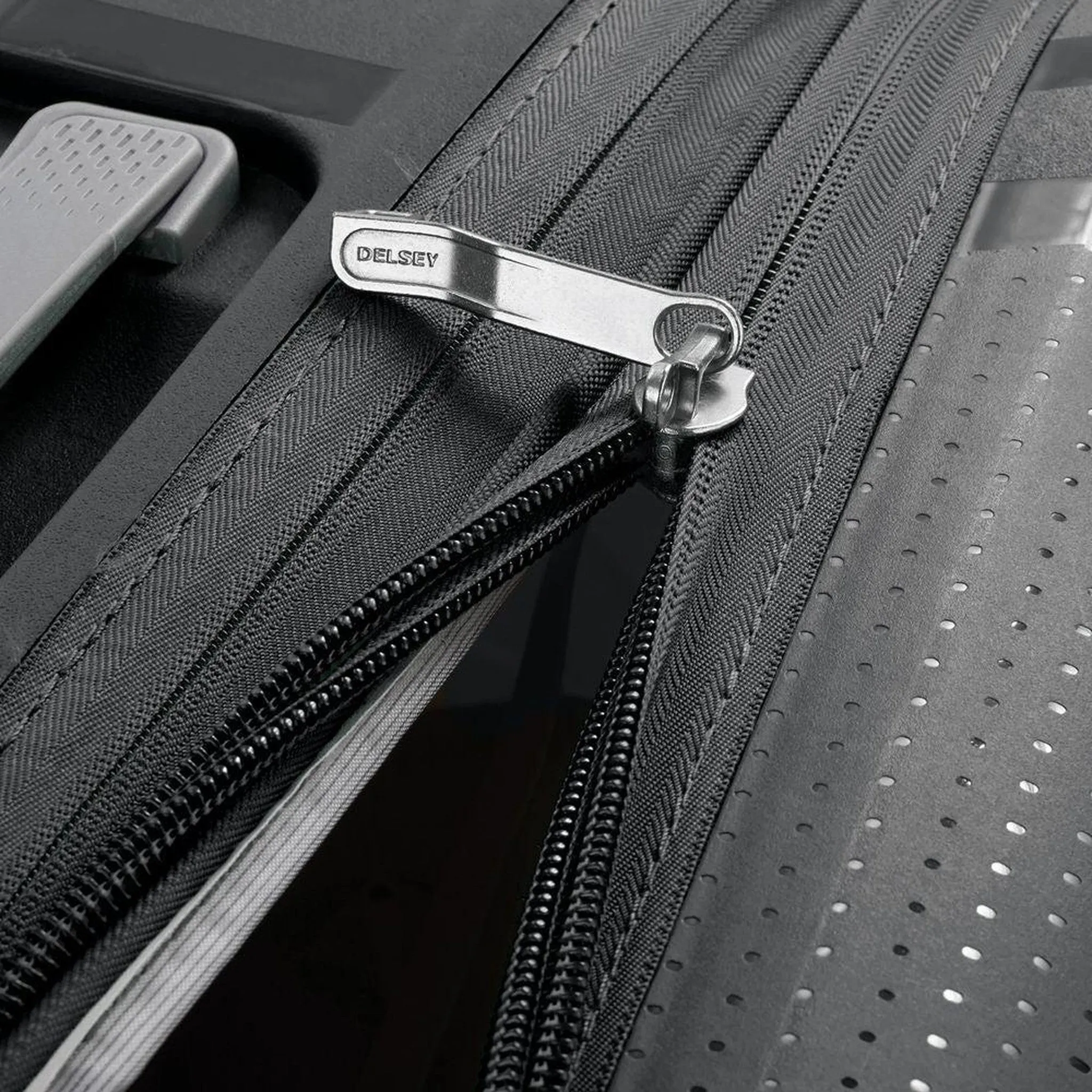 Delsey Clavel 30" Expandable Spinner Upright