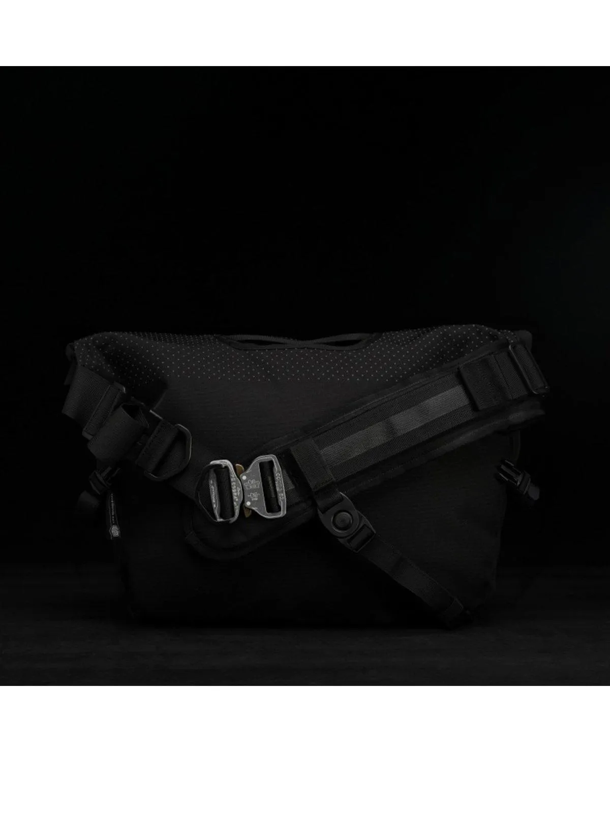 Life Behind Bars The Echelon M Eclipse 32L Messenger Bag Black Reflective