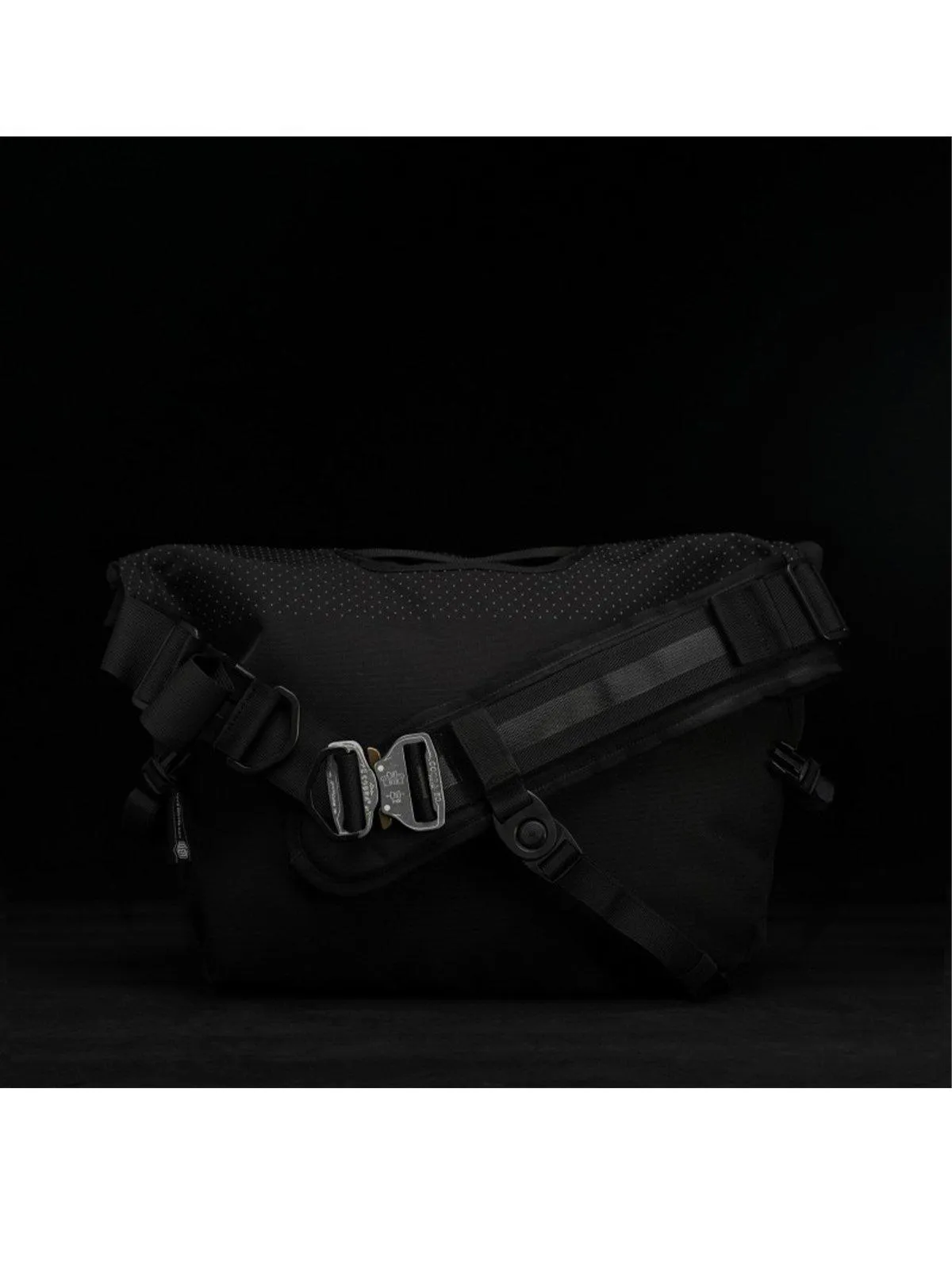 Life Behind Bars The Echelon S Eclipse 22L Messenger Bag Black Reflective