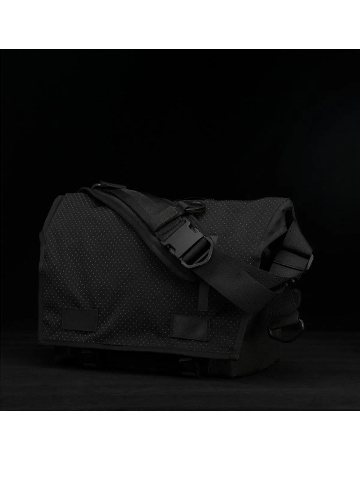 Life Behind Bars The Echelon S Eclipse 22L Messenger Bag Black Reflective