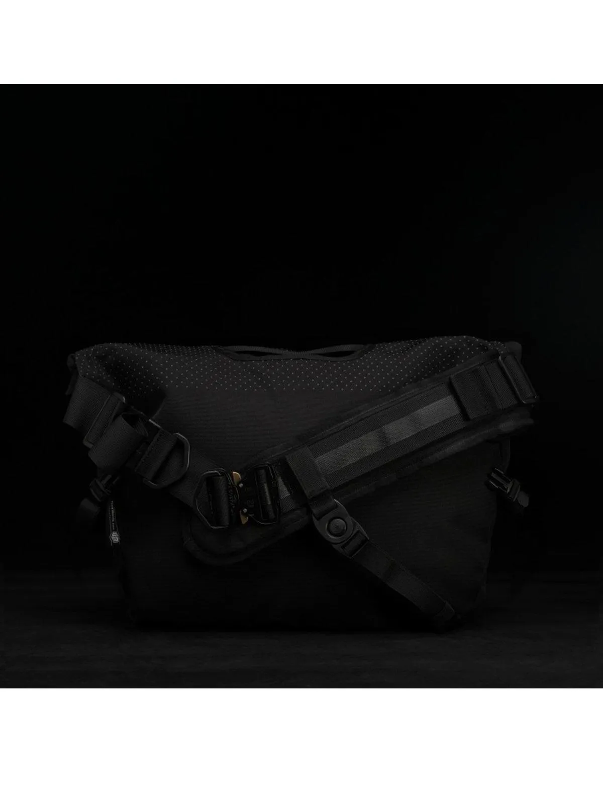 Life Behind Bars The Echelon S Eclipse 22L Messenger Bag Black Reflective