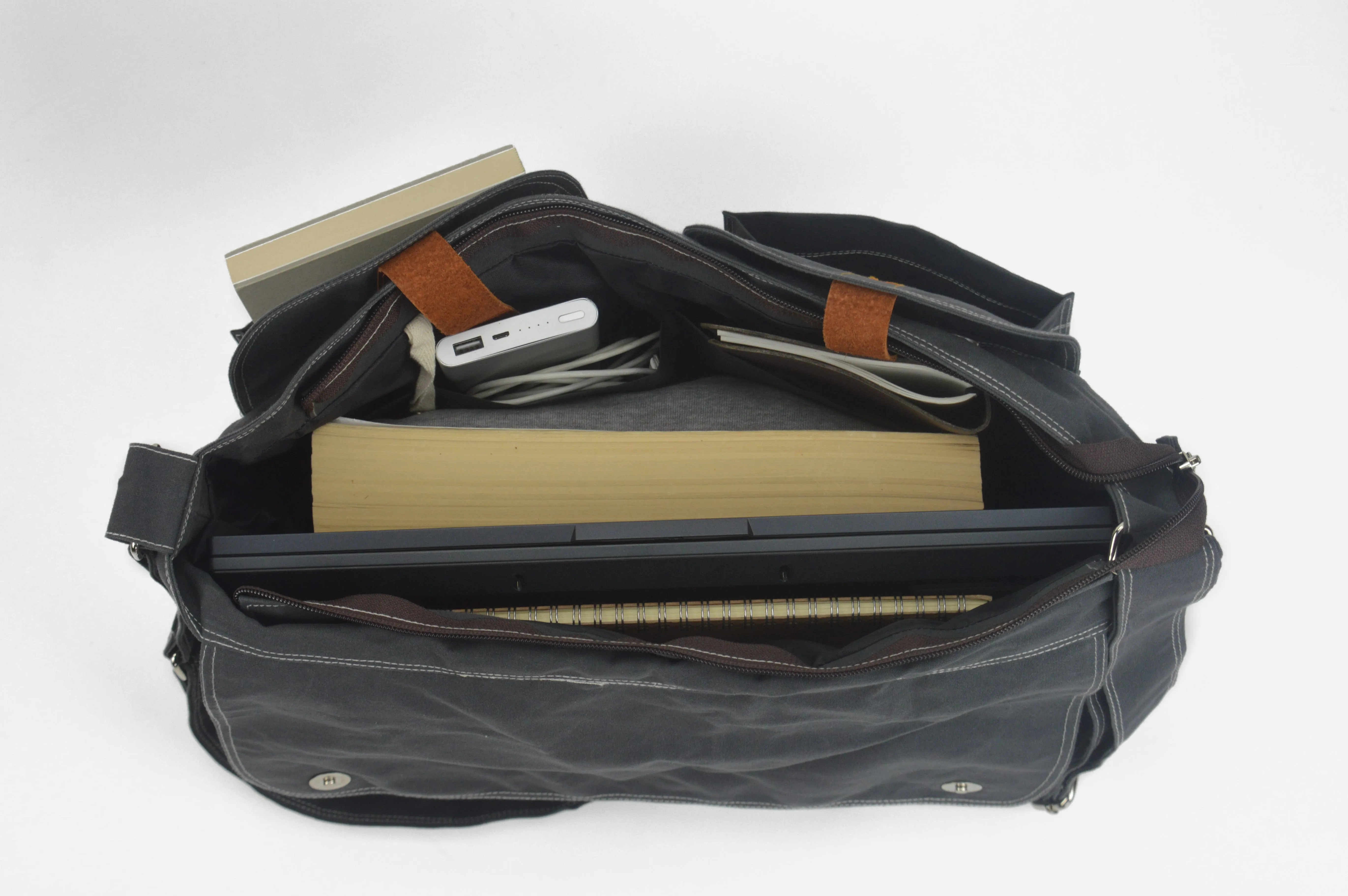 Mackenzie 104 Charcoal | Messenger Bag