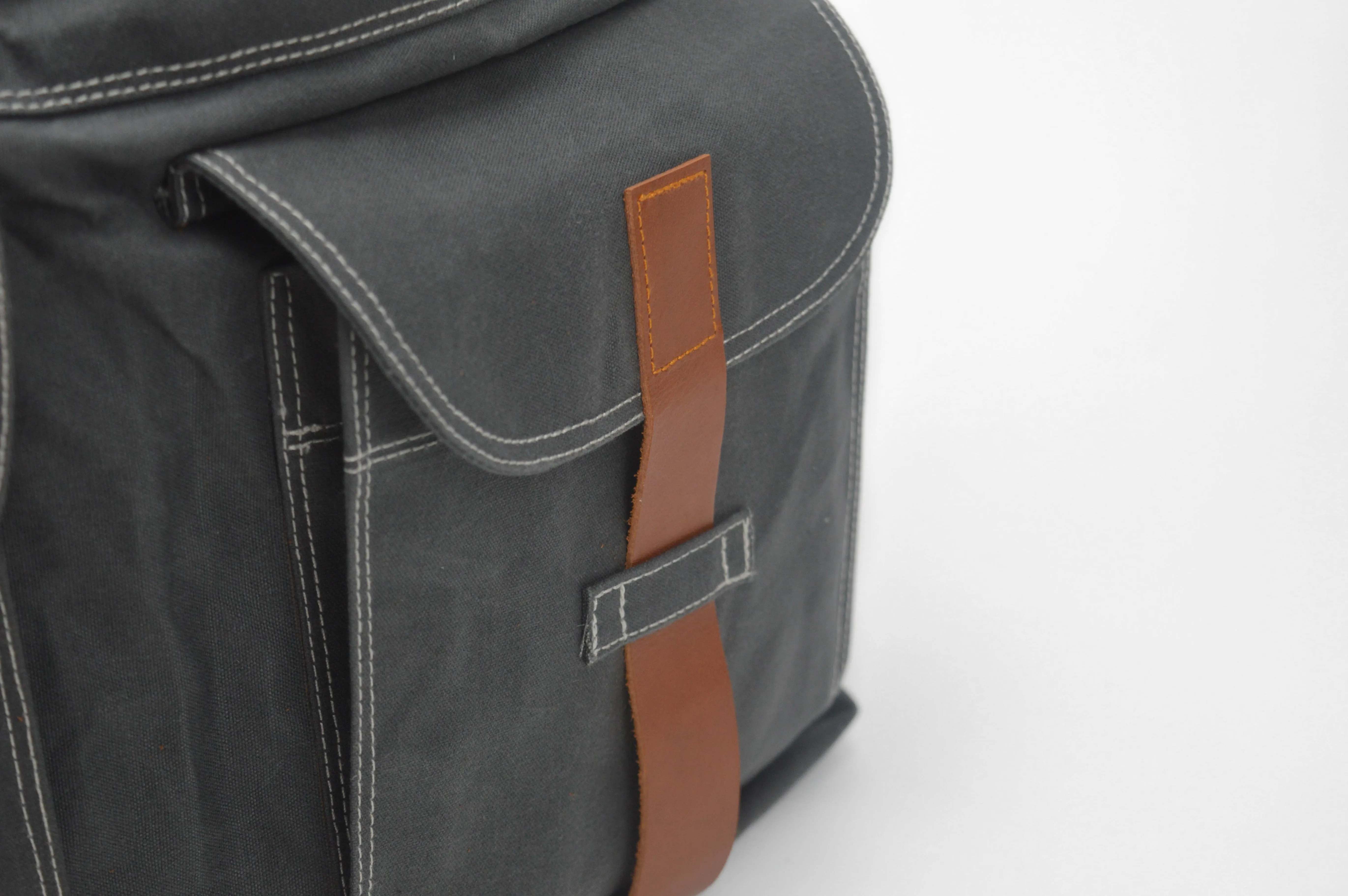 Mackenzie 104 Charcoal | Messenger Bag