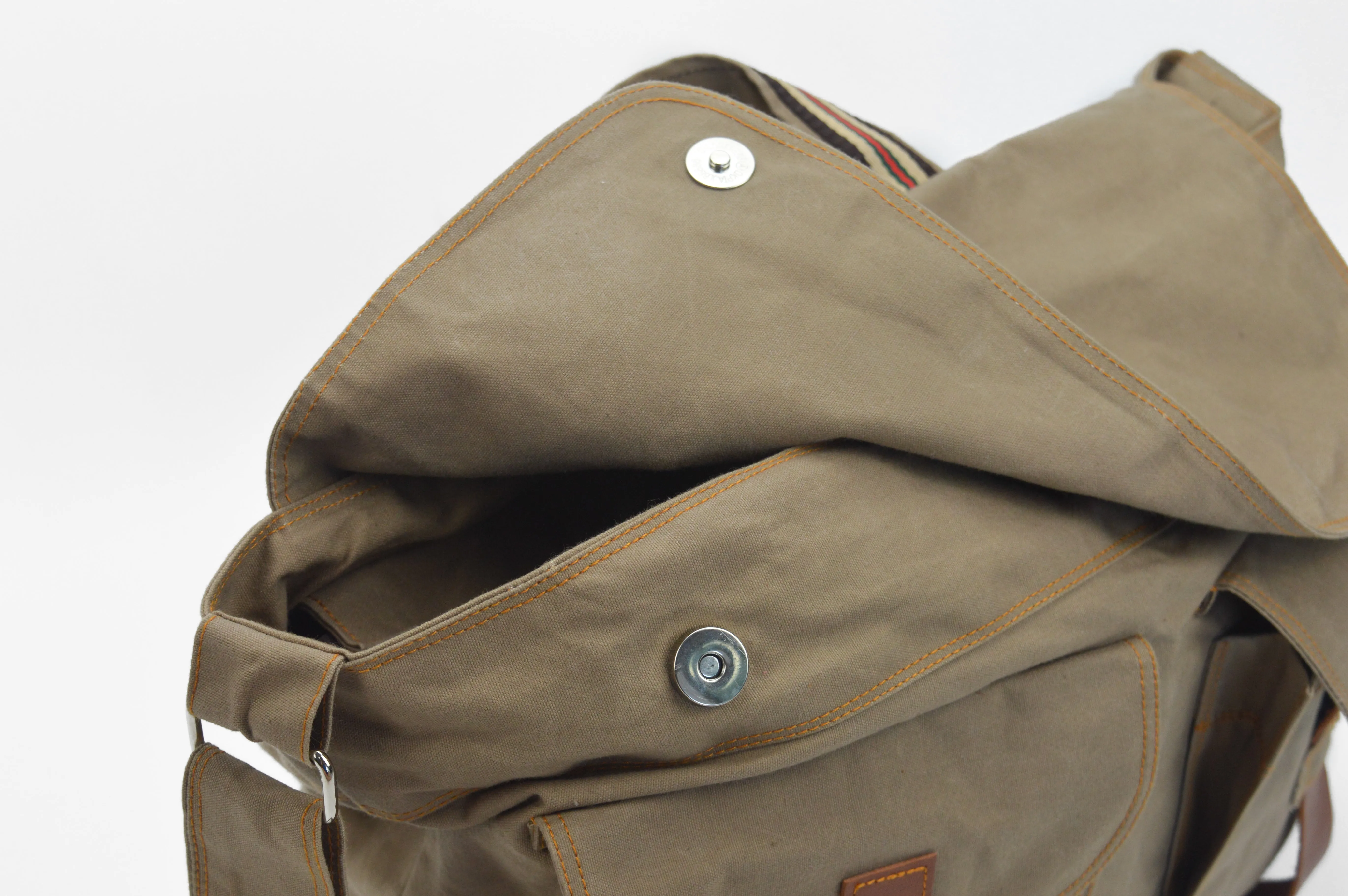 Mackenzie 104 Khaki | Messenger Bag