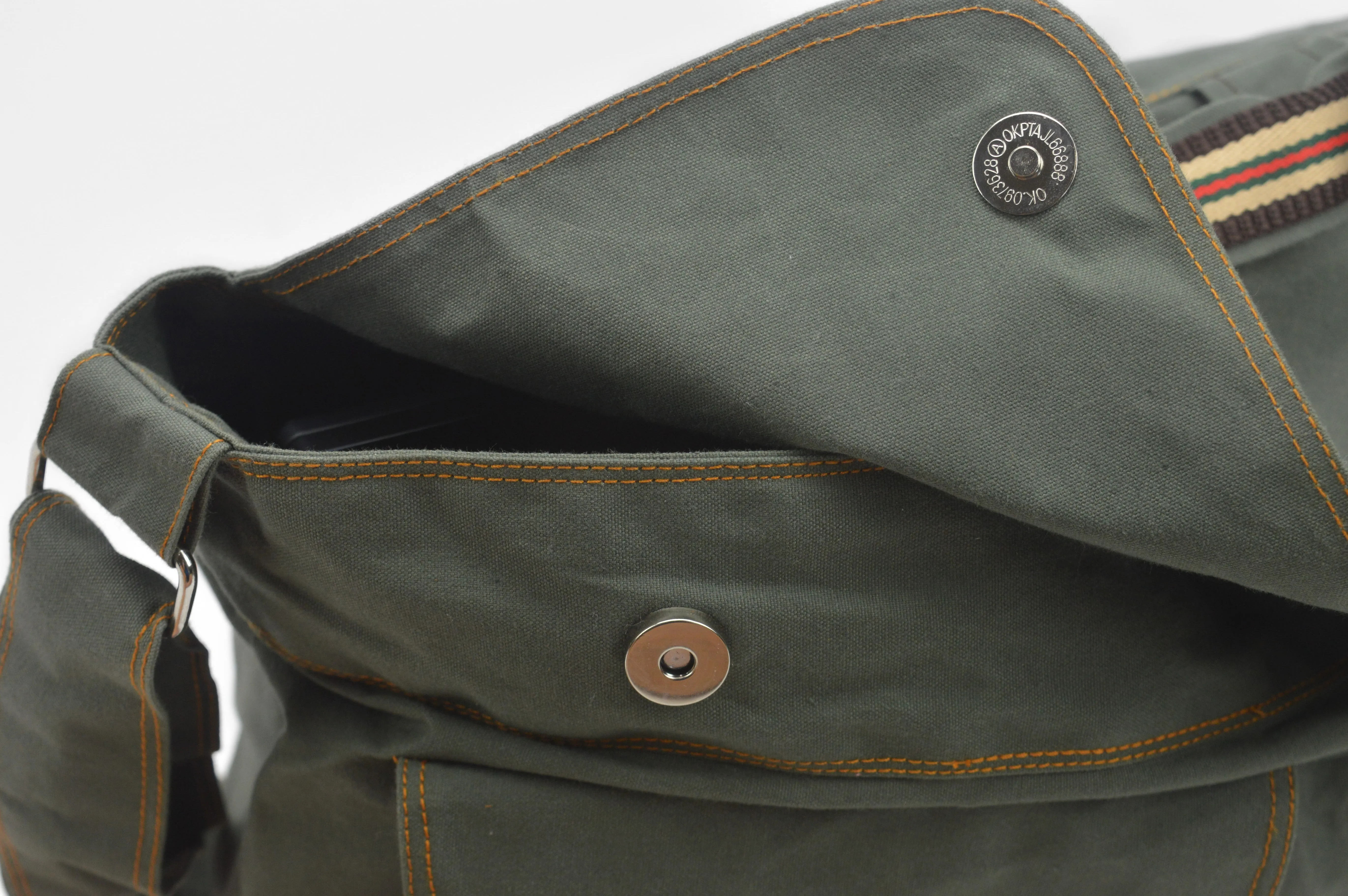 Mackenzie 104 Olive | Messenger Bag